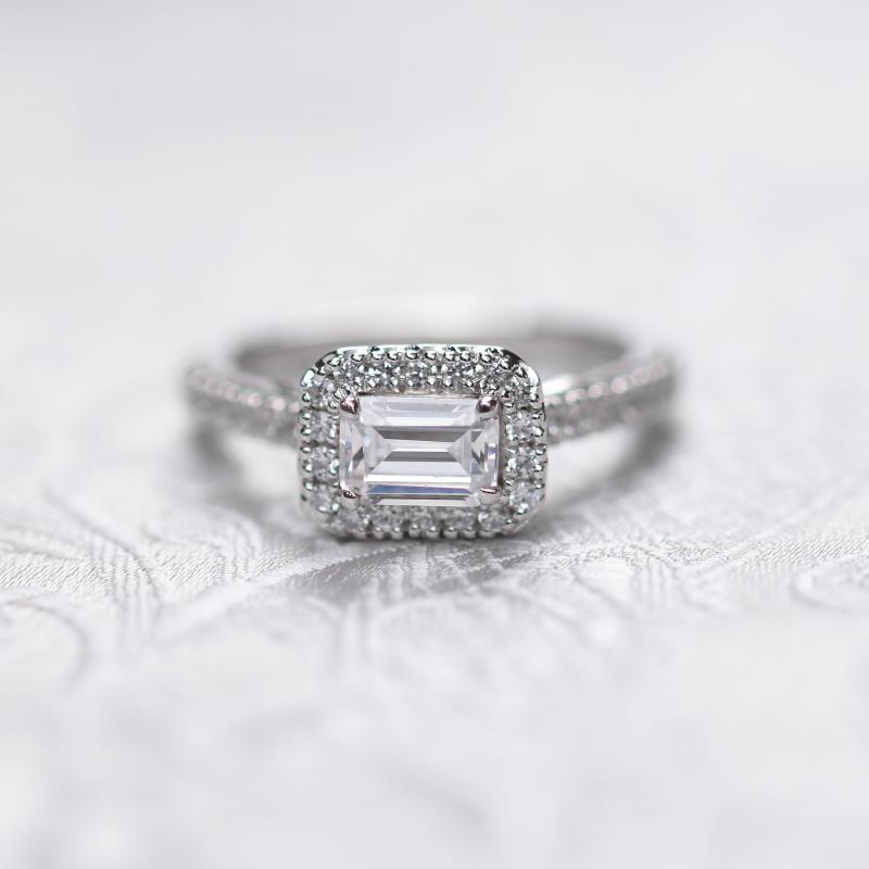 Prsten s diamanty v halo stylu 