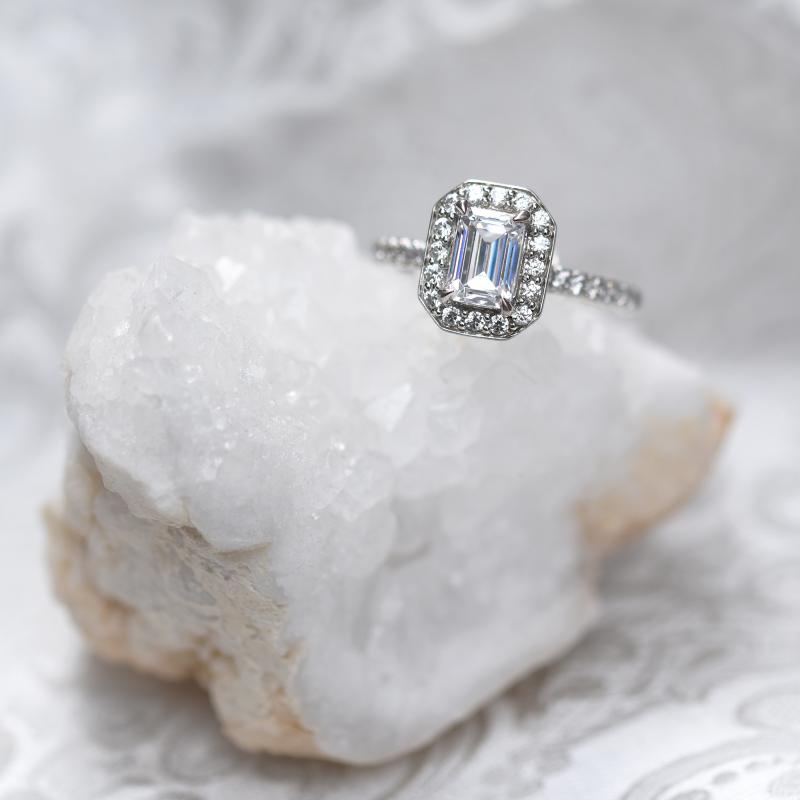 Prsten s emerald diamantem a postranními diamanty 49623