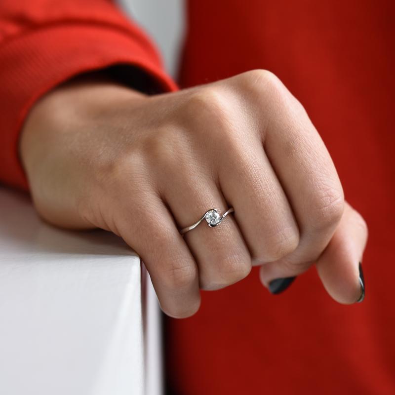 Platinový zásnubní prsten s diamantem