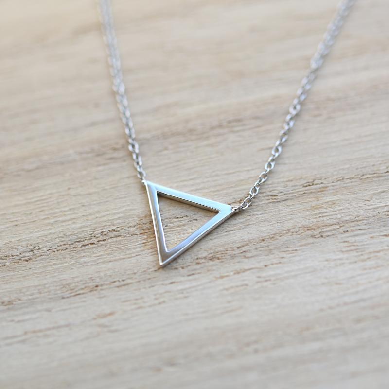 Zlatý geometrický náhrdelník ve tvaru trojúhelníku 51603