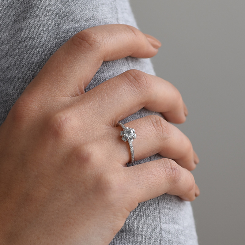Zásnubní prsten ve tvaru květu s mossanitem a diamanty 63013