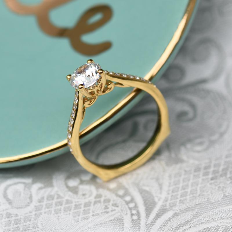 Zásnubní zlatý prsten s moissanitem a postranními diamanty 66153