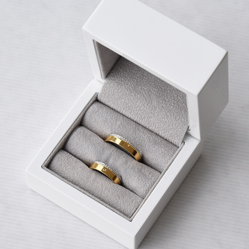 Zdobené zlaté snubní prsteny s diamantem
