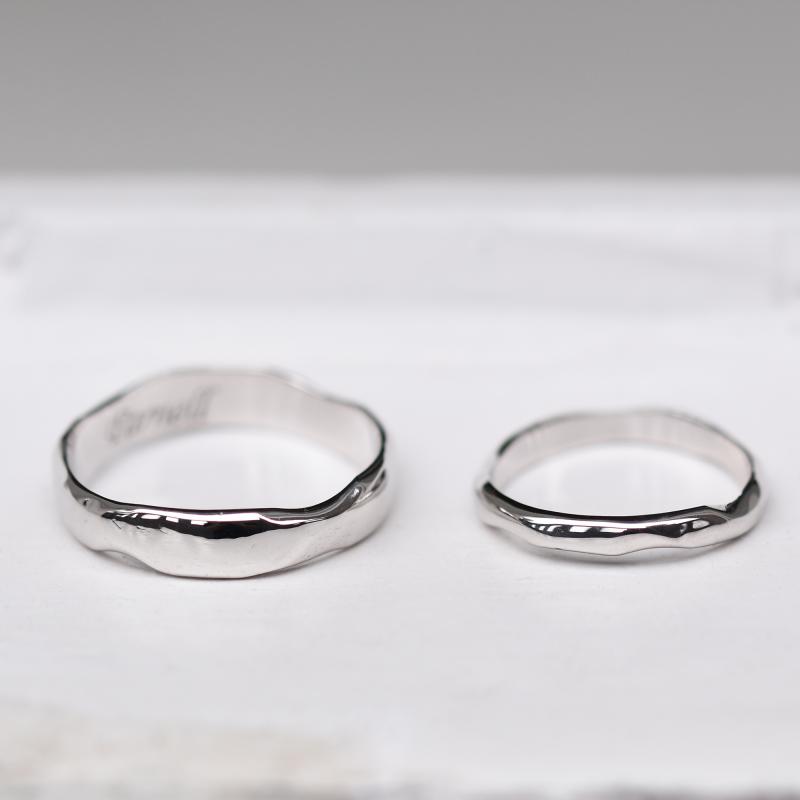 Pokřivené platinové snubní prsteny