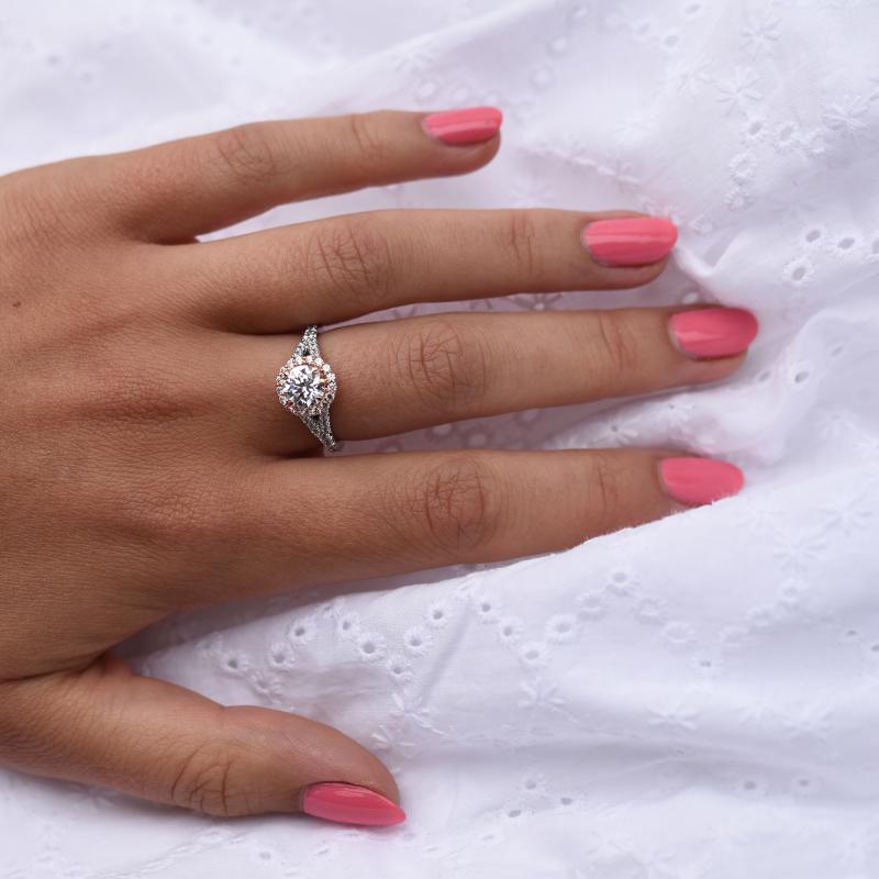 Prsten v halo stylu s diamanty