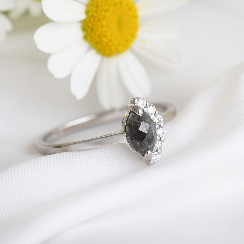 Zásnubní prsten s marquise salt and pepper diamantem ze zlata 82213