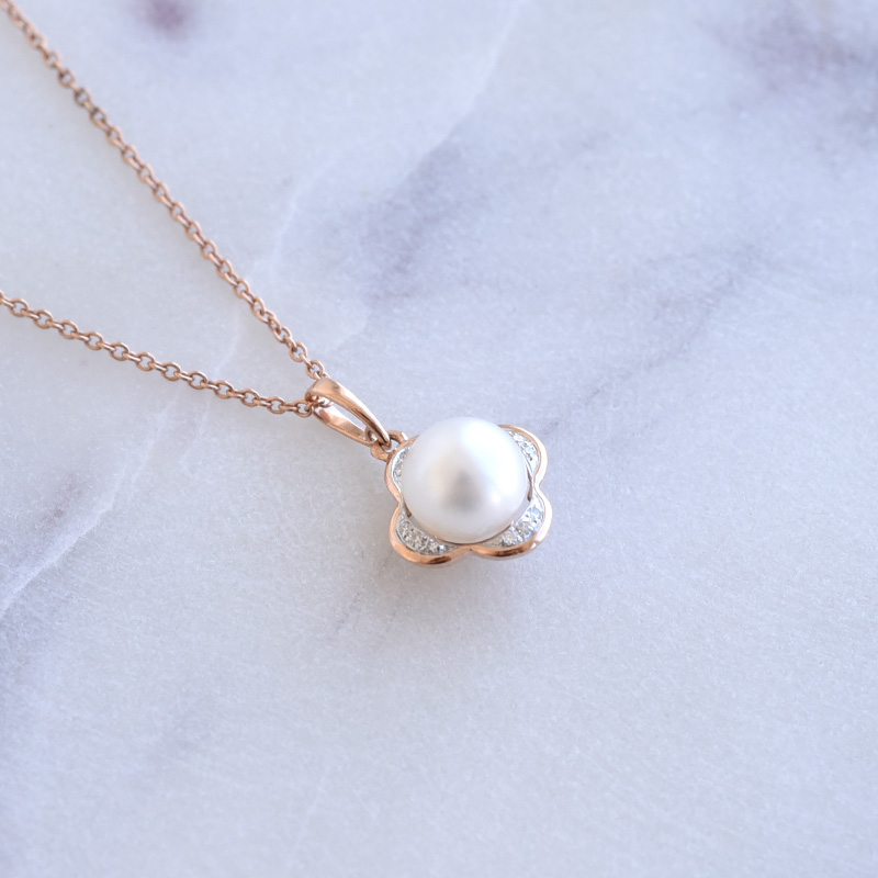Zlatý přívěsek s perlou a diamanty ve tvaru květiny