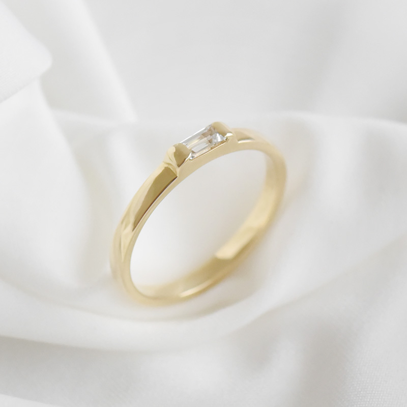 Zlatý prsten se safírem