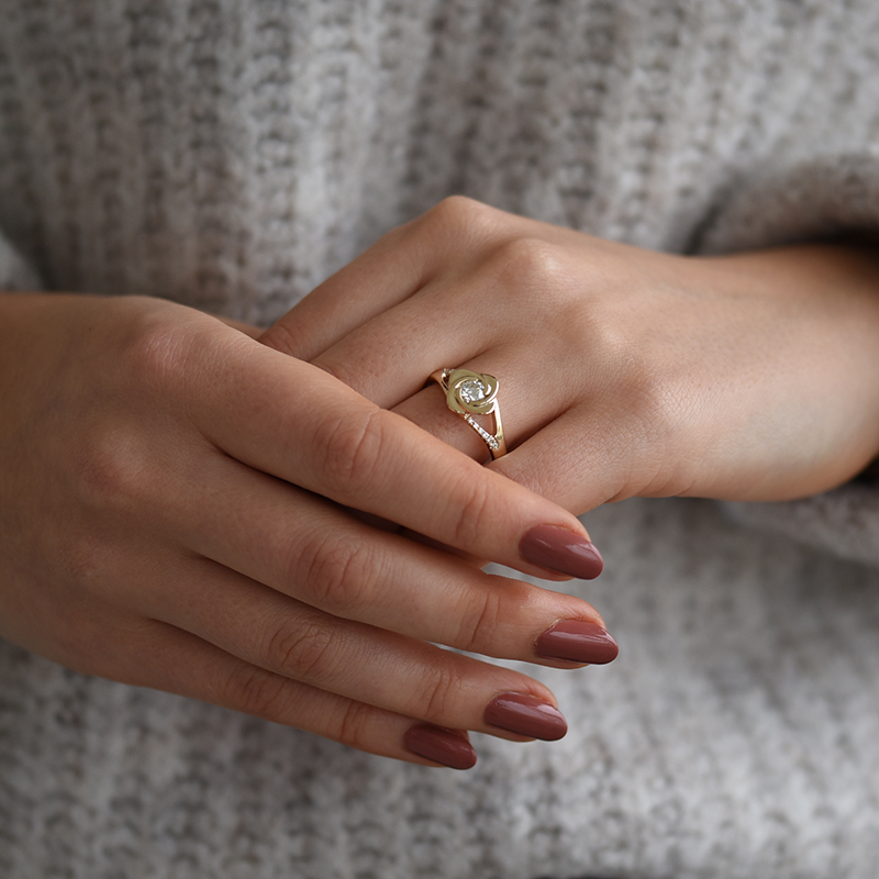 Zásnubní prsten ve tvaru růže s moissanitem a diamanty Kenneth 100414