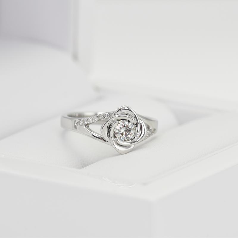 Zásnubní prsten ve tvaru růže s moissanitem a diamanty Xalor 100424
