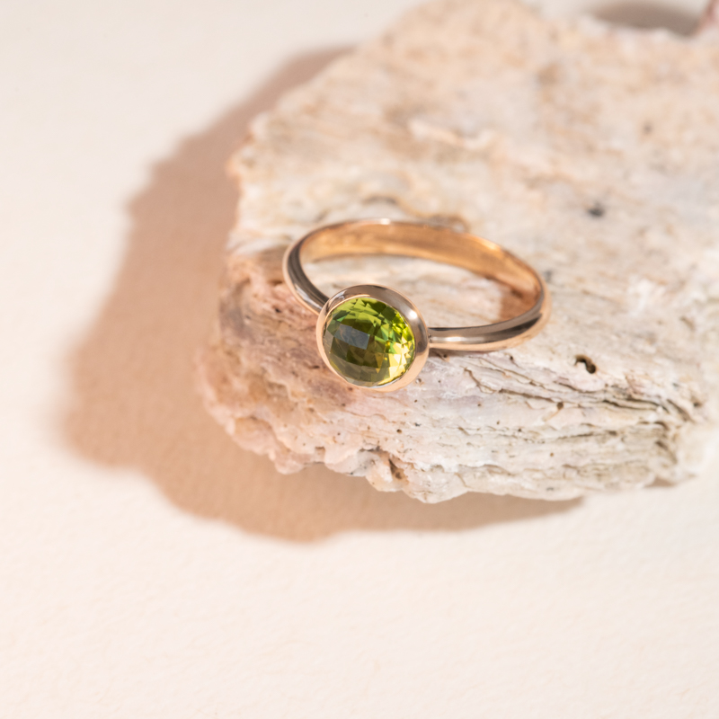 Prsten z růžového zlata s olivínem Thersites 102084
