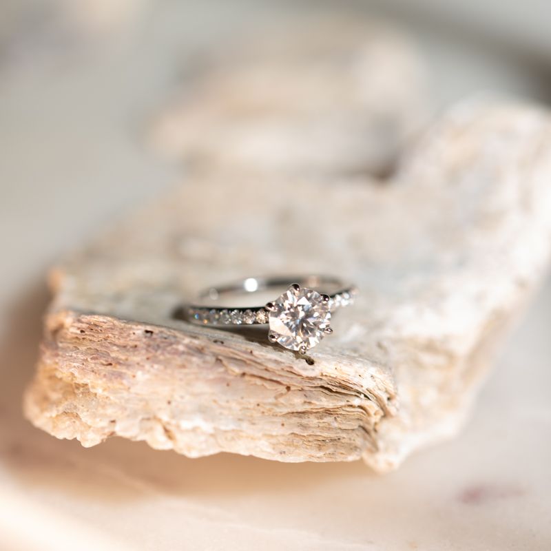 Zásnubní prsten s moissanity Fabio 102564