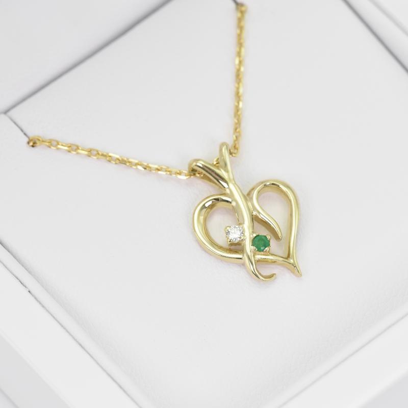 Stříbrný přívěsek ve tvaru srdce se smaragdem a diamantem Lynelle 103344