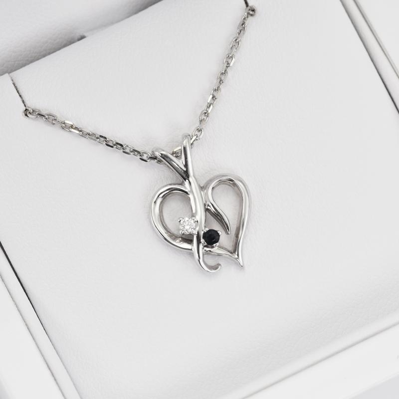 Stříbrný přívěsek ve tvaru srdce s černým a bílým diamantem Lynelle 103354