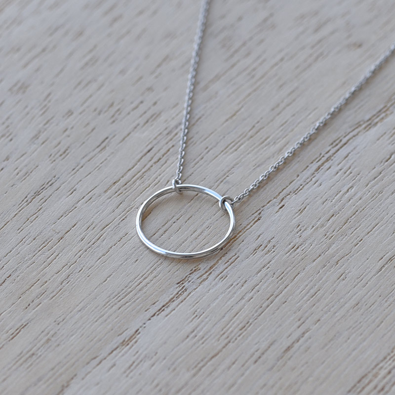 Stříbrný náhrdelník minimalistického tvaru Karma 103624