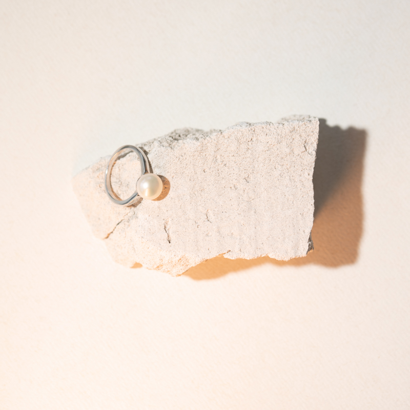 Stříbrný prsten s bílou perlou Medina 104654