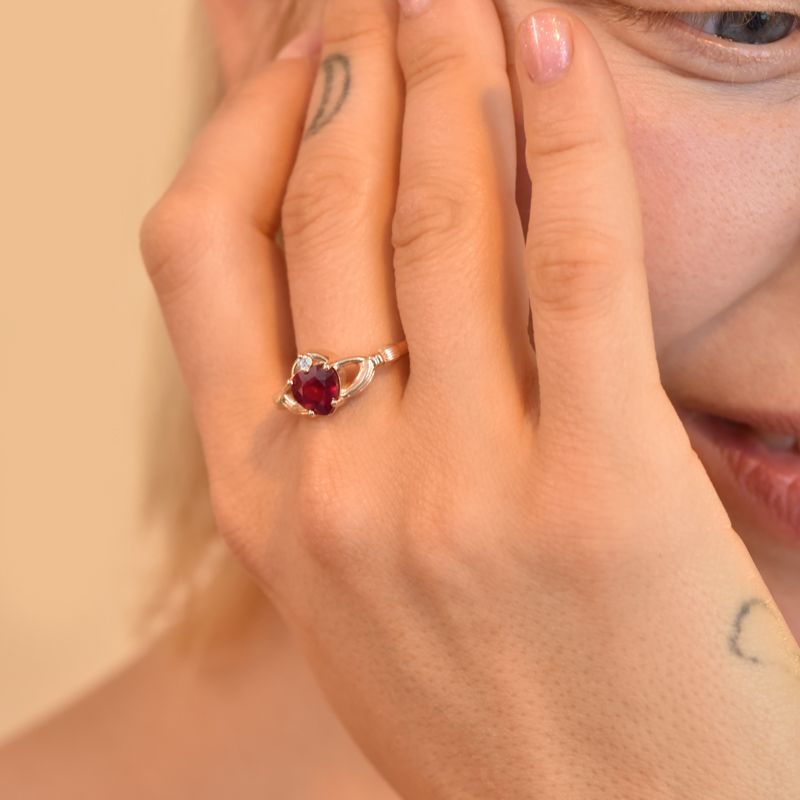 Zlatý claddagh prsten s rubínem a diamantem Norie 105574