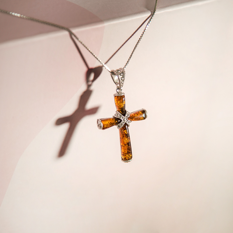 Jantarový kříž ve stříbrném přívěsku Cross 107804