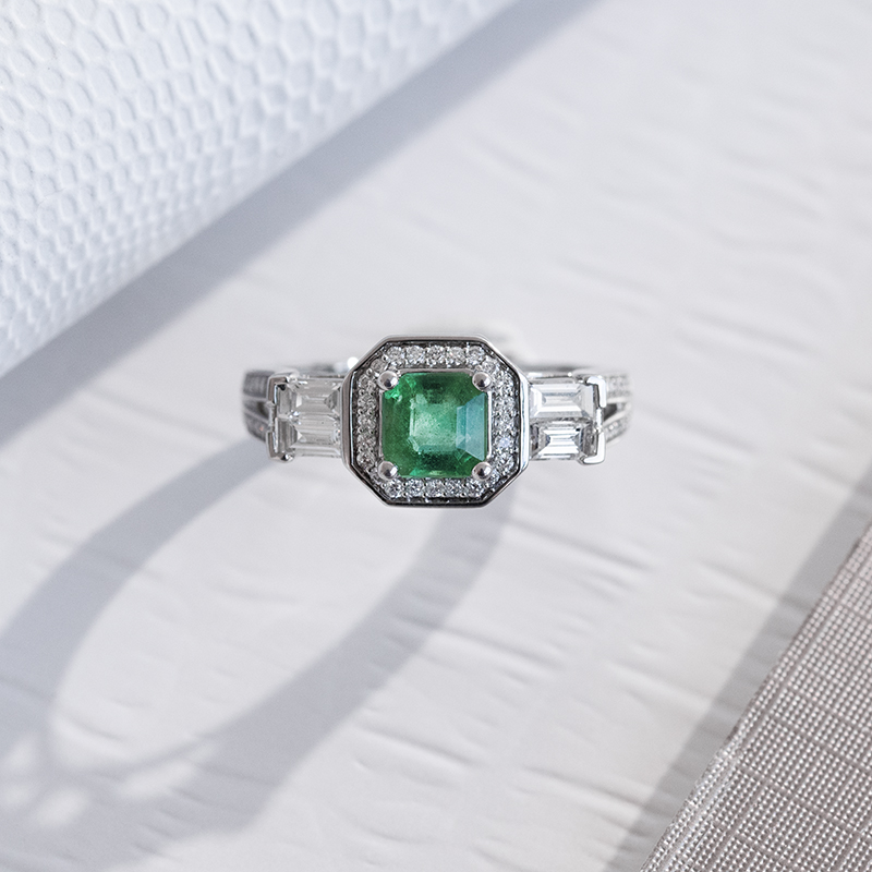 Zlatý prsten se smaragdem obklopeným diamanty Carli 109934