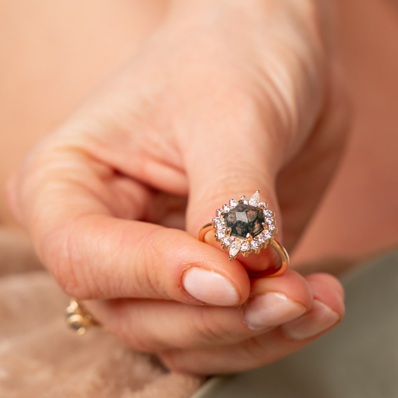 Elegantní prsten s mechovým achátem a moissanity Melia 118304