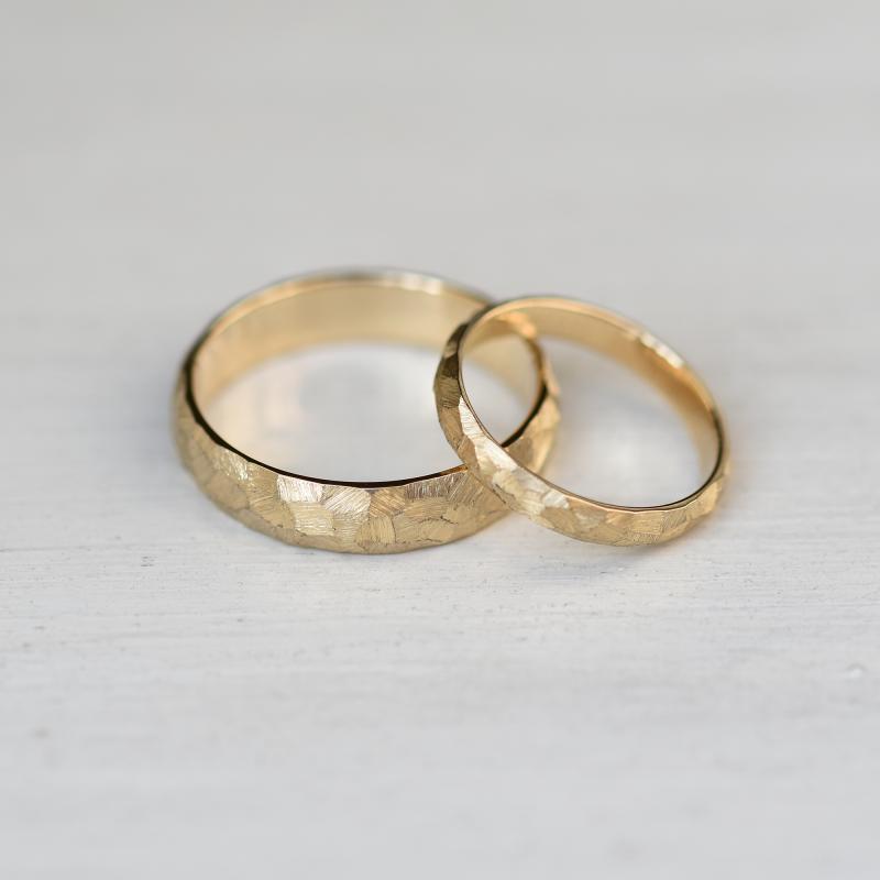 Tepané a škrábané snubní prsteny ze zlata Vedette 119334