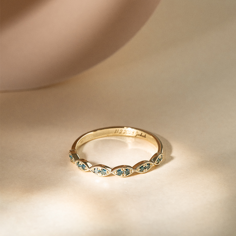 Něžný eternity prsten ze zlata s modrými diamanty Talita 120354
