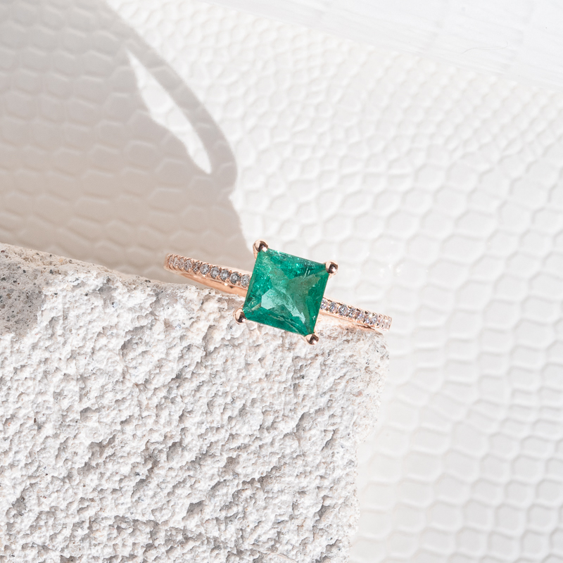 Zlatý prsten s princess smaragdem a diamanty Kip 124354