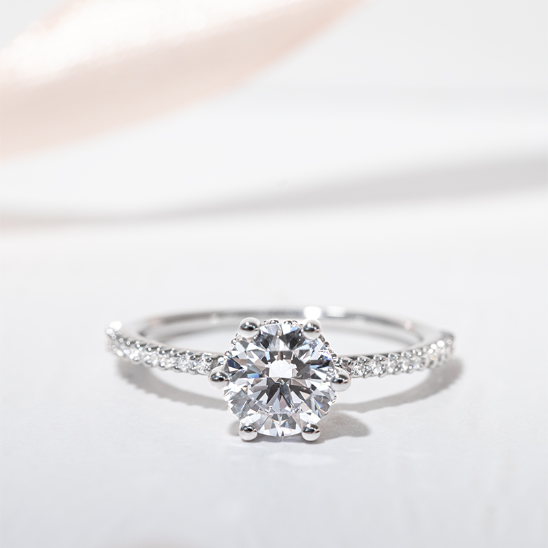 Zdobený zásnubní prsten s lab-grown diamanty Narina 128104