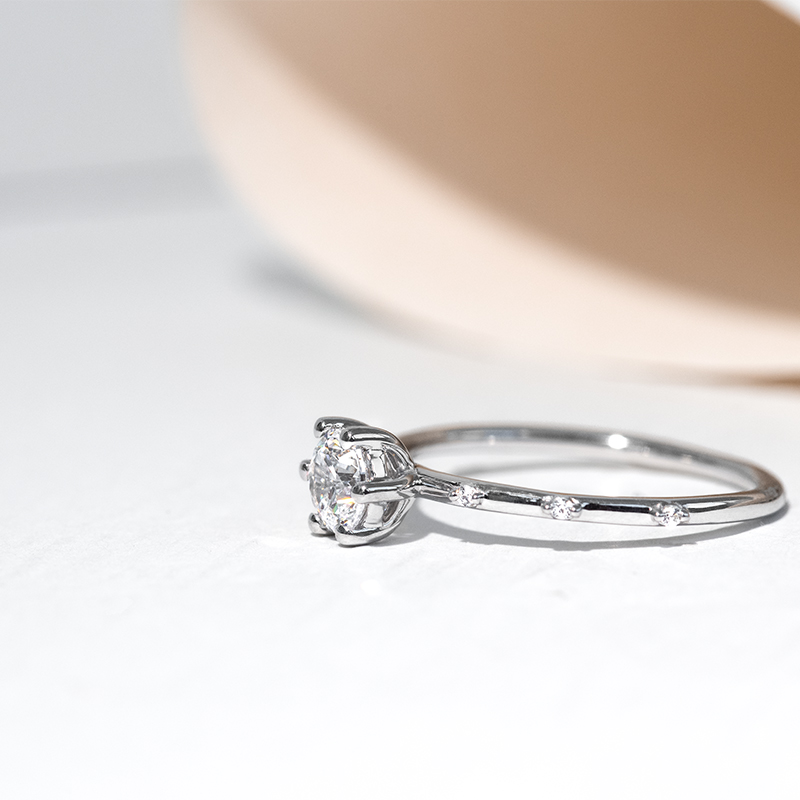Něžný zásnubní prsten s lab-grown diamanty Akadie 128204
