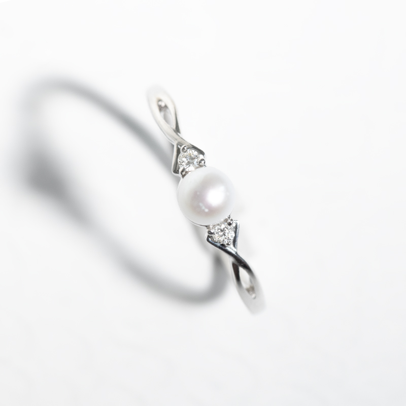 Stříbrný elegantní prsten s perlou a lab-grown diamanty Azana 128764