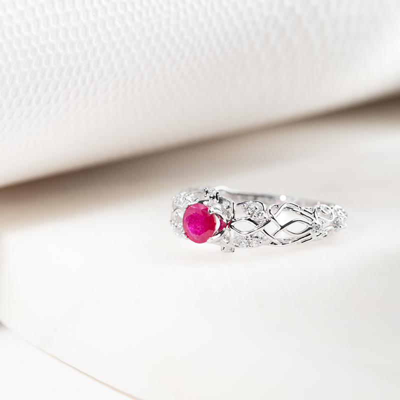 Vintage zásnubní prsten s rubínem a diamanty Chantal 133174