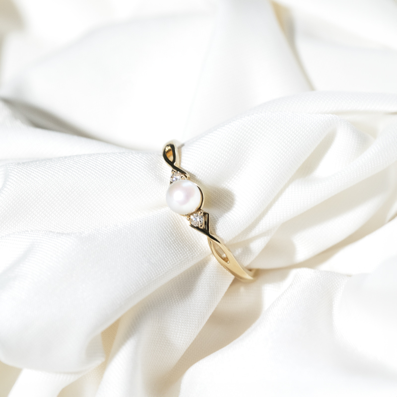 Stříbrný elegantní prsten s perlou a lab-grown diamanty Azana 133954