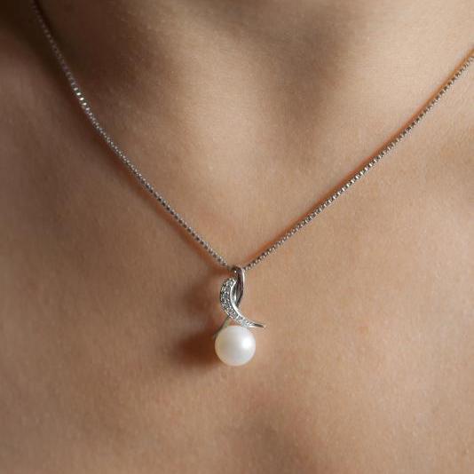 Stříbrný náhrdelník s perlou a zirkony 14654