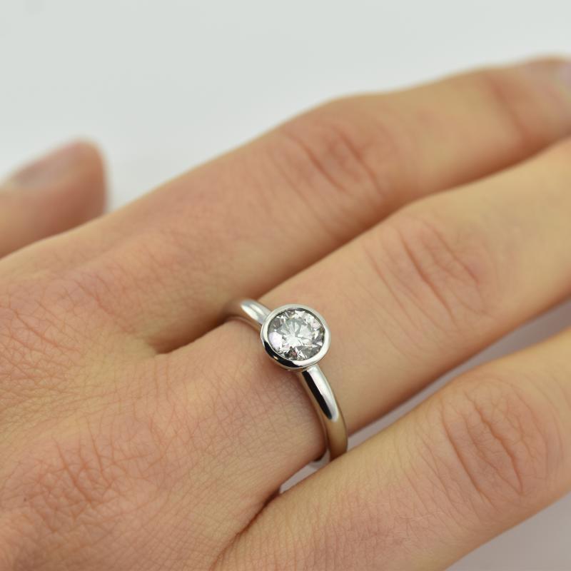 Platinový zásnubní prsten s diamantem 15474