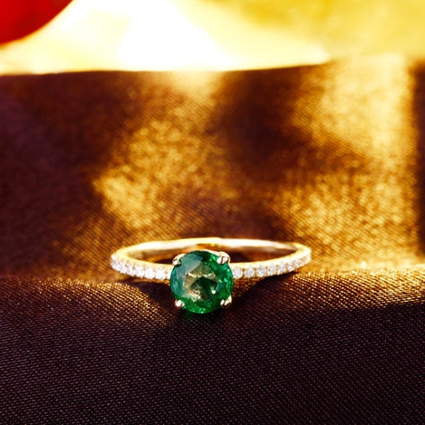 Prsten ze žlutého zlata se smaragdem