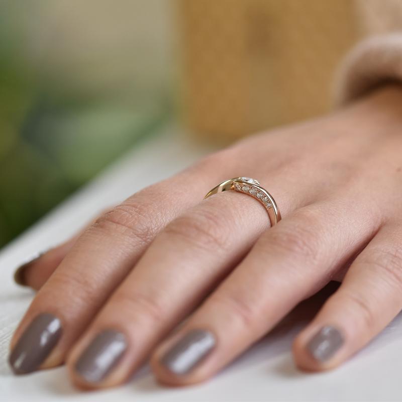 Elegantní zásnubní prsten s diamanty 38824