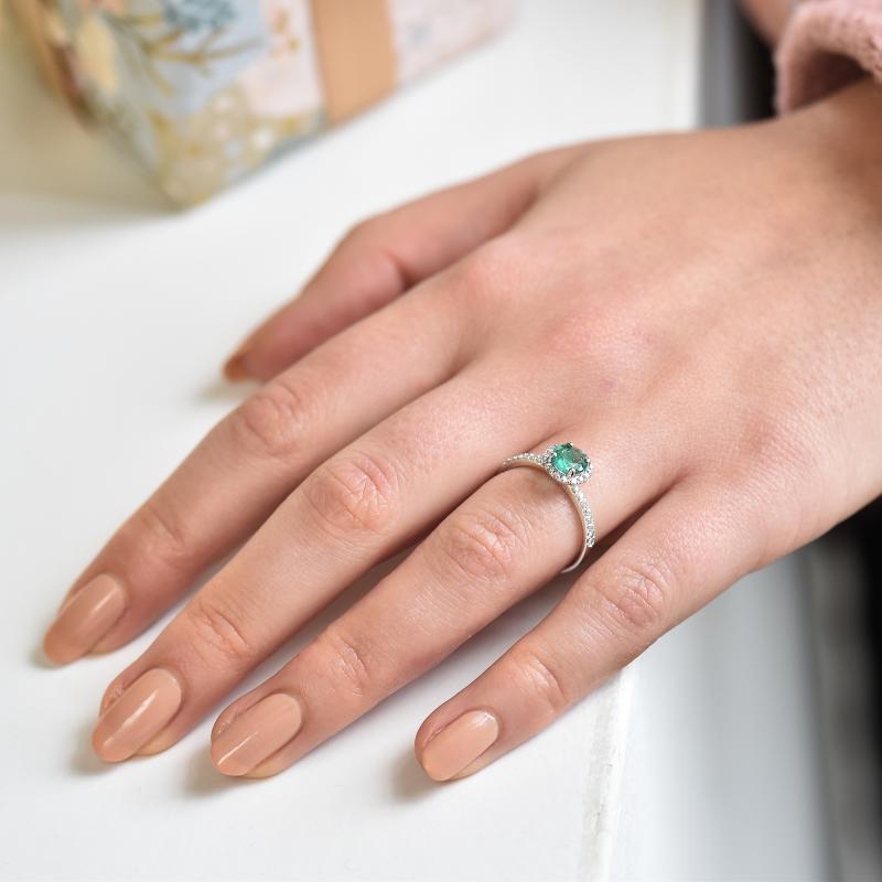 Smaragdový halo zásnubní prsten ze zlata