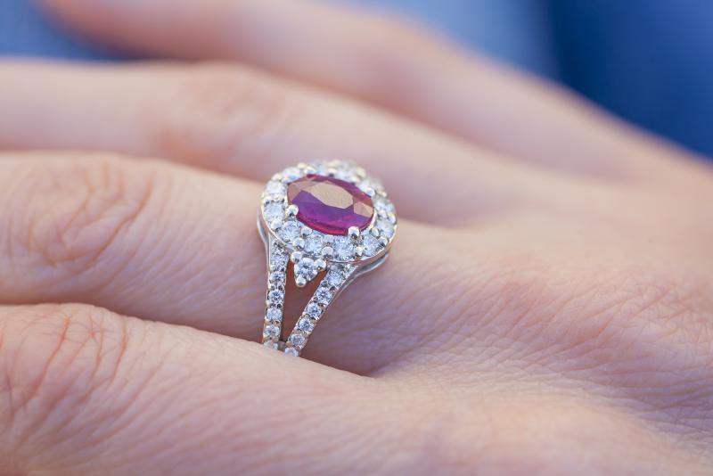 Zlatý prsten s oválným rubínem a diamanty 4094