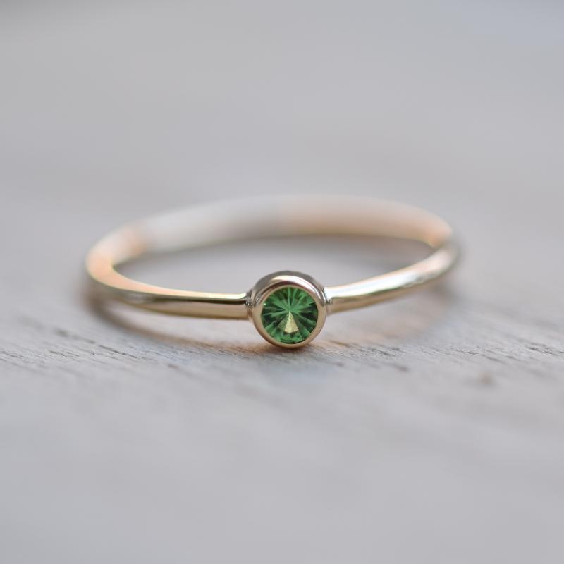 Zlatý minimalistický prsten s tsavorit granátem 41354