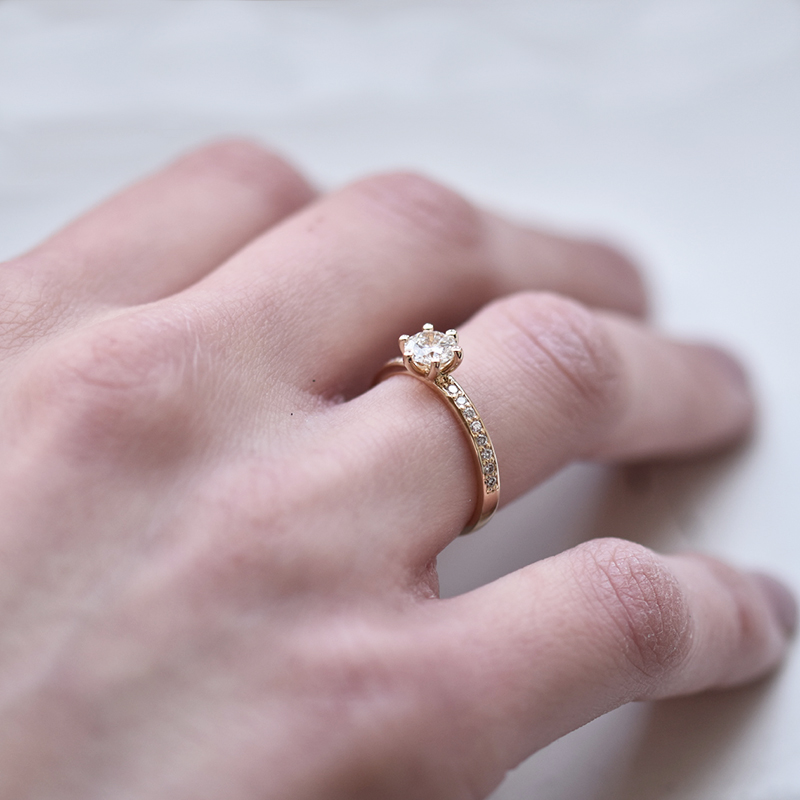 Zlatý prsten s diamanty 46524
