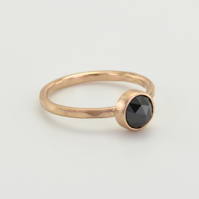 Prsten s routovým černým diamantem z růžového zlata
