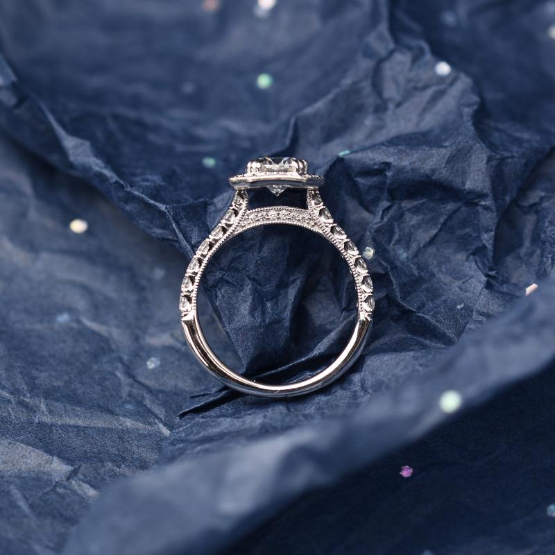 Zásnubní prsten v halo stylu