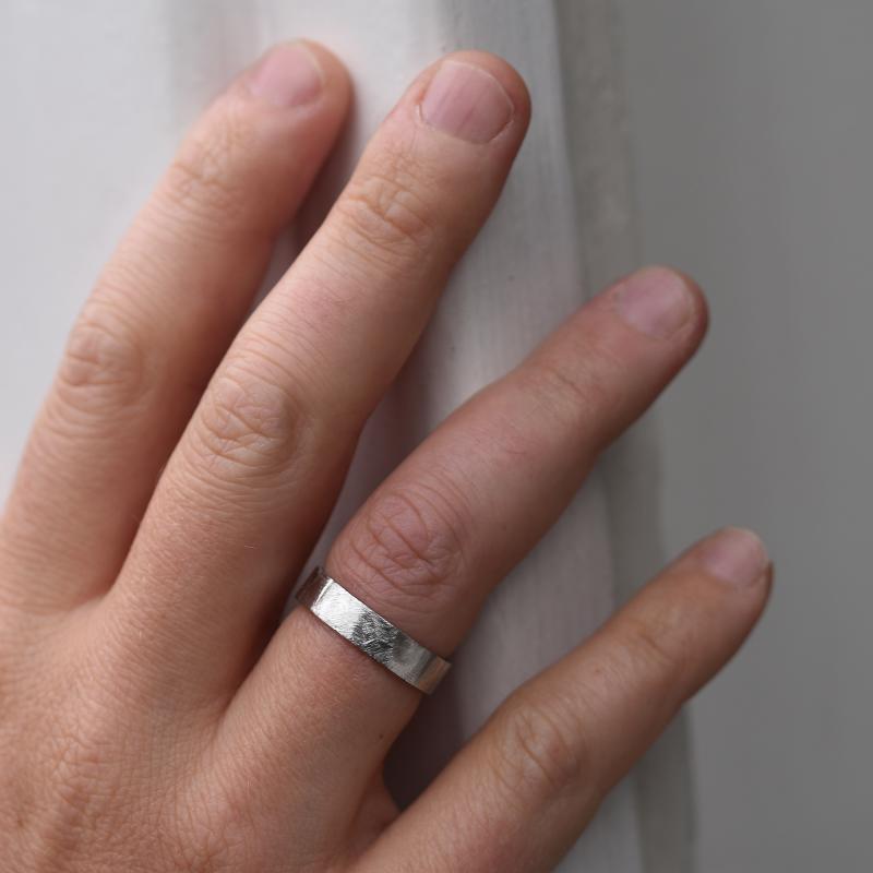 Netradiční pánský snubní prsten 48314