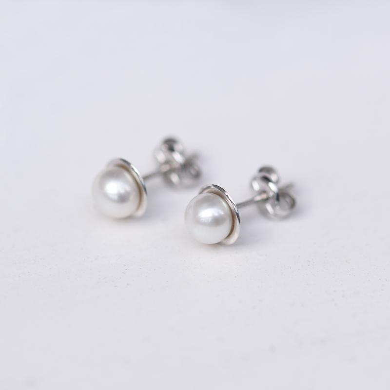 Minimalistické perlové náušnice 48904