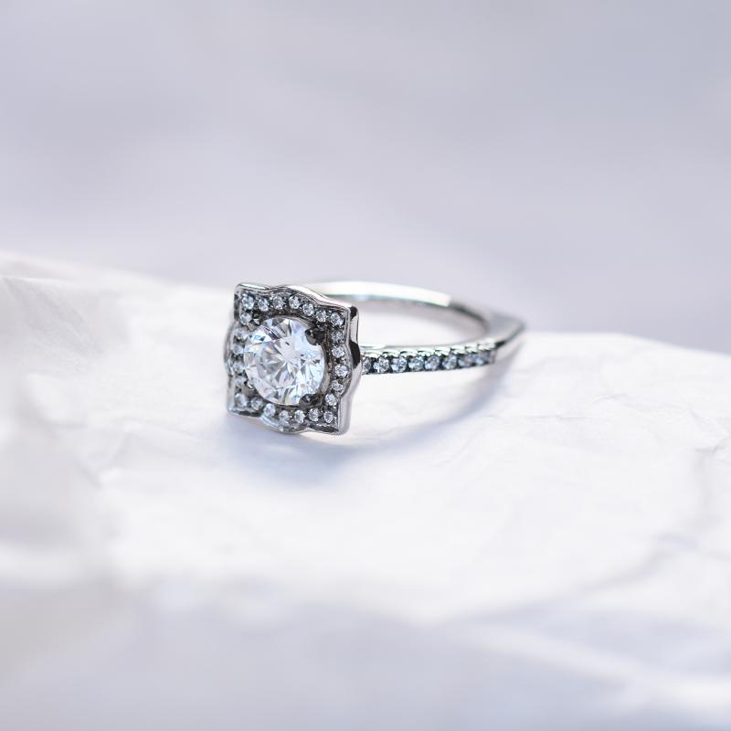 Extravagantní zásnubní diamantový prsten v halo stylu 49474