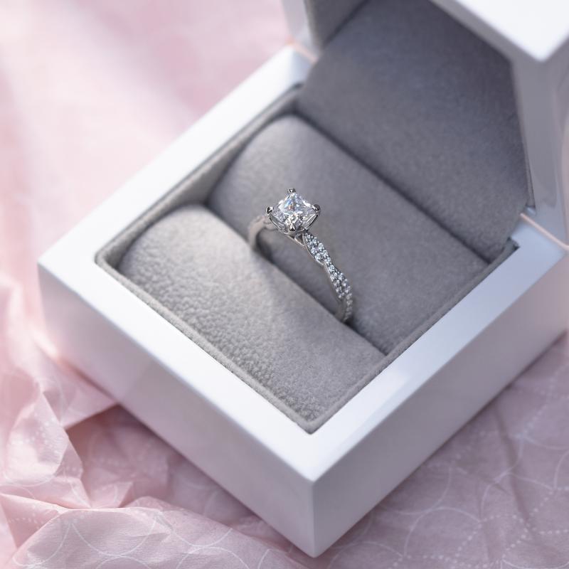 Zlatý propletený zásnubní prsten s princess diamantem 49514