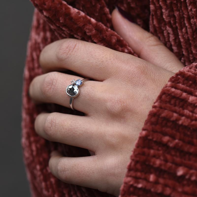 Zlatý cluster prsten s šedým diamantem, tanzanitem a morganitem 49704