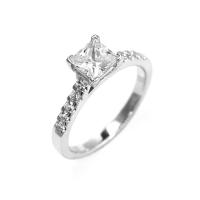 Zásnubní prsten s princess diamantem a bočními diamanty Dustin