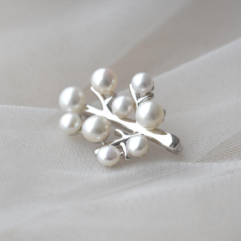 Stříbrná brož s perlami