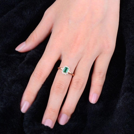 Prsten z růžového zlata se smaragdem 6064
